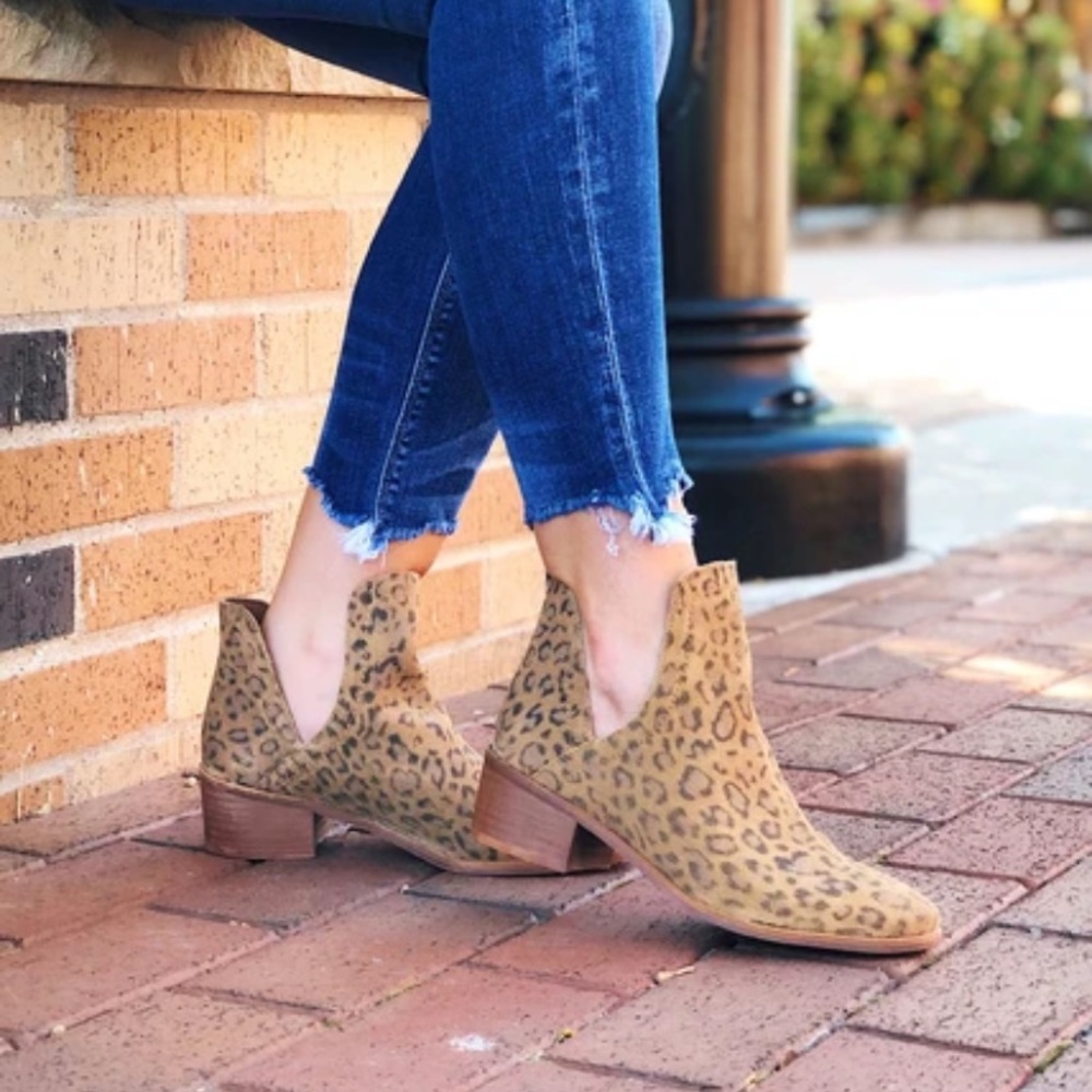 NWT Matisse cutout suede booties